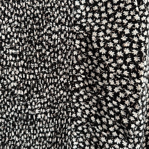 H&M Floral Cinched Top Perfect for Summer - Picture 3 of 4